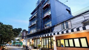 A multi-story building with a brick facade, large windows, and a balcony. - Teatel Ratchada (Bangkok)