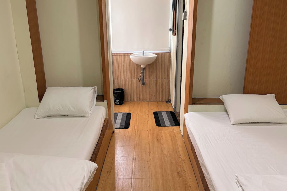 Twin Room | Desk, free WiFi, bed sheets