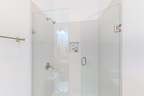 Shower, hair dryer, towels - Dog-friendly villa with heated outdoor pool, hot tub, streaming, balcony, grill (Rosarito)
