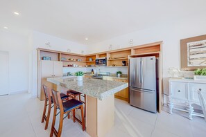 Fridge, microwave, oven, stovetop - Dog-friendly villa with heated outdoor pool, hot tub, streaming, balcony, grill (Rosarito)