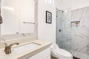Shower, hair dryer, towels - Dog-friendly home 3 rows to beach with rooftop deck, pool, hot tub, & kitchen (Rosarito)
