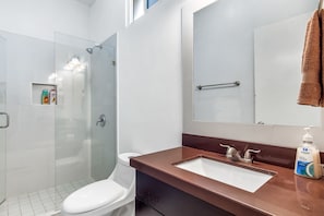 Shower, hair dryer, towels - Dog-friendly villa with heated outdoor pool, hot tub, streaming, balcony (Rosarito)