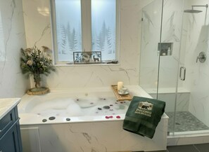 Jetted bath, hair dryer, towels, soap - The Checkered Flag Inn- Blakeslee (Blakeslee)