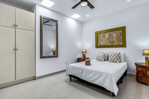 Free WiFi, bed sheets - Dog-friendly ocean-view retreat with pool access plus rooftop deck, AC (Rosarito)
