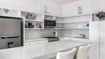 Coffee/tea maker, fridge, microwave, oven