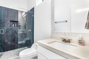 Shower, hair dryer, towels - Dog-friendly retreat with ocean-view rooftop deck, pool, hot tub, & kitchen (Rosarito)