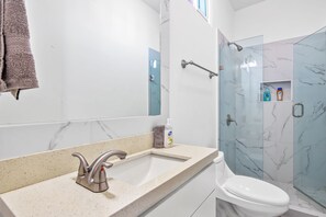 Douche, sèche-cheveux, serviettes fournies