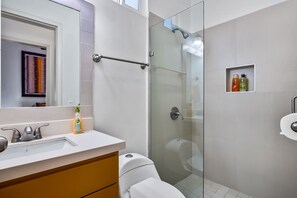 Shower, hair dryer, towels - Peaceful dog-friendly villa with outdoor pool, rooftop patio, beach views, & AC (Rosarito)