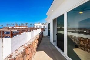 Terrace/patio - Fantastic dog-friendly home with heated pool, hot tub, partial ocean view, patio (Rosarito)