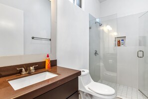 Shower, hair dryer, towels - Fantastic dog-friendly home with heated pool, hot tub, partial ocean view, patio (Rosarito)