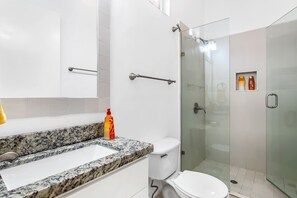 Douche, sèche-cheveux, serviettes fournies