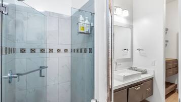 Ducha, secador de pelo y toallas