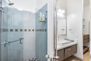 Ducha, secador de pelo y toallas