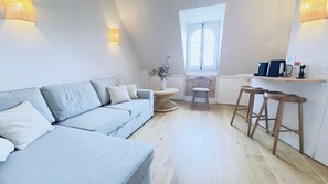 Living area - Studio with View / Champs-Élysées – Eiffel Tower (Paris)