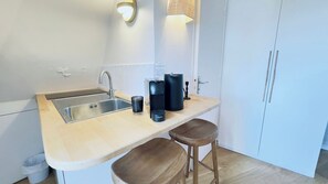 Refrigerador, cafetera y tetera y utensilios de cocina 