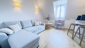 Living area - Studio with View / Champs-Élysées – Eiffel Tower (Paris)