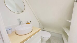Hair dryer - Studio with View / Champs-Élysées – Eiffel Tower (Paris)