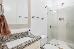 Chuveiro, secador de cabelo, toalhas de banho 