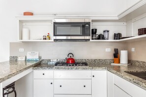 Geladeira, micro-ondas, cooktop, cafeteira/chaleira
