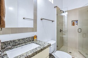 Shower, hair dryer, towels - Dog-friendly suite with kitchenette, heated outdoor pool, hot tub, terrace, AC (Rosarito)
