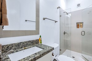 Douche, sèche-cheveux, serviettes fournies
