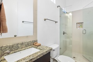 Dusche, Haartrockner, Handtücher