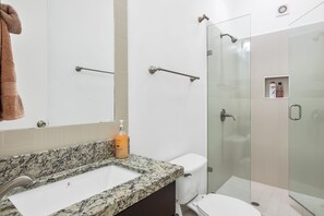Dusche, Haartrockner, Handtücher