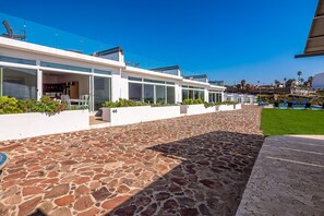 Outdoor dining - Dog-friendly villa with beach views, patio, outdoor pool, streaming, partial AC (Rosarito)