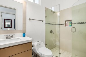 Shower, hair dryer, towels - Dog-friendly villa with beach views, patio, outdoor pool, streaming, partial AC (Rosarito)