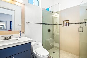 Shower, hair dryer, towels - Cheerful dog-friendly villa with beach views, outdoor pool, private patio, & AC (Rosarito)