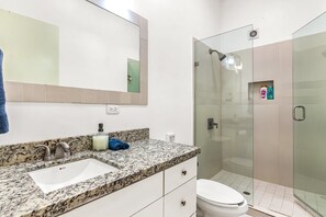 Shower, hair dryer, towels - Impressive dog-friendly villa with beach views, outdoor pool, patio, streaming (Rosarito)