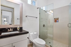 Een douche, een haardroger, handdoeken
