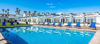 2-story dog-friendly villa with outdoor pool, patio, 2 balconies, streaming, AC