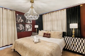 5 Schlafzimmer, Schreibtisch, Bügeleisen/Bügelbrett, Reisekinderbett