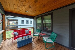 Terrace/patio - Roam Inn | New Build 2 Min. to Downtown Black Mtn! (Black Mountain)