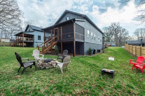 Terrace/patio - Roam Inn | New Build 2 Min. to Downtown Black Mtn! (Black Mountain)
