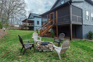 Terrace/patio - Roam Inn | New Build 2 Min. to Downtown Black Mtn! (Black Mountain)