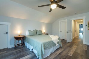 Escritorio, tabla de planchar con plancha, wifi gratis y ropa de cama 