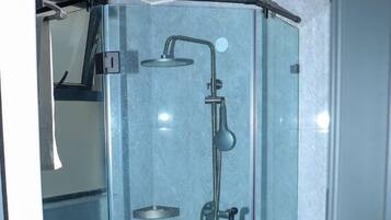 Appartement Affaires, vue sur la ville | Salle de bain | Douche, articles de toilette (gratuits), pantoufles, serviettes fournies