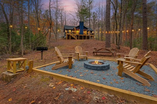 Harris Creek Haven in Ellijay, a cozy 2-bedroom waterfront cabin.