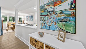 Een modern interieur met een eethoek, keuken en kunstwerken aan de wanden.