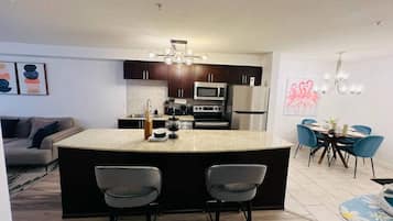 Apartamento, 2 quartos, acessível, lareira | Sala de jantar