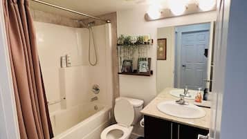 Apartment, 2 Bedrooms, Accessible, Fireplace | Bathroom