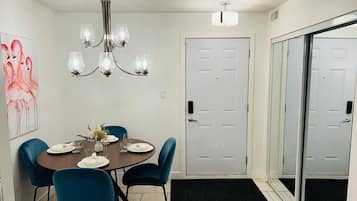 Apartment, 2 Bedrooms, Accessible, Fireplace | Dining room