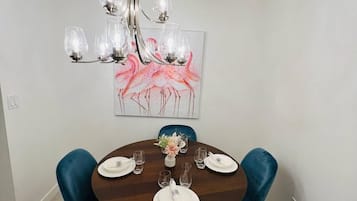 Apartment, 2 Bedrooms, Accessible, Fireplace | Dining room