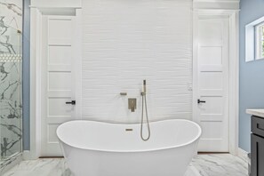 Shower, hair dryer, towels - Tipsy Turtle | Beachy Galveston Getaway (Galveston)