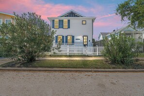 Exterior - Tipsy Turtle | Beachy Galveston Getaway (Galveston)