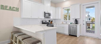 Sunny Beachside Bungalow #4 Steps from the Sand in Galveston