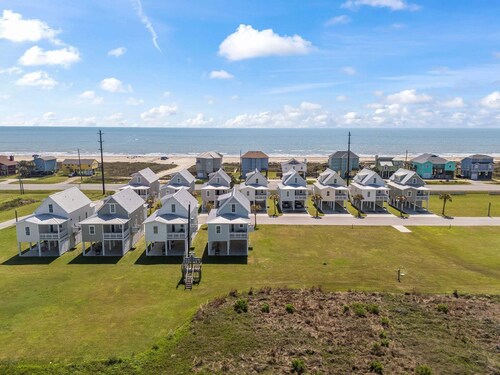 Sunny Beachside Bungalow #4 Steps from the Sand in Galveston