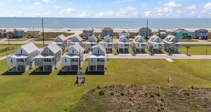 Sunny Beachside Bungalow #4 Steps from the Sand in Galveston